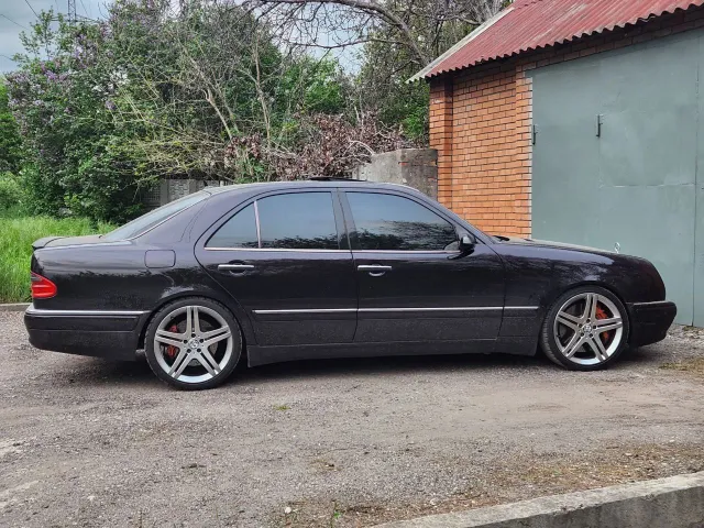 Mercedes-Benz E-Класс AMG - фото 1