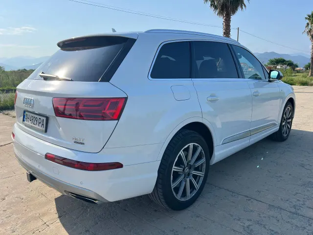 Audi Q7 - фото 1