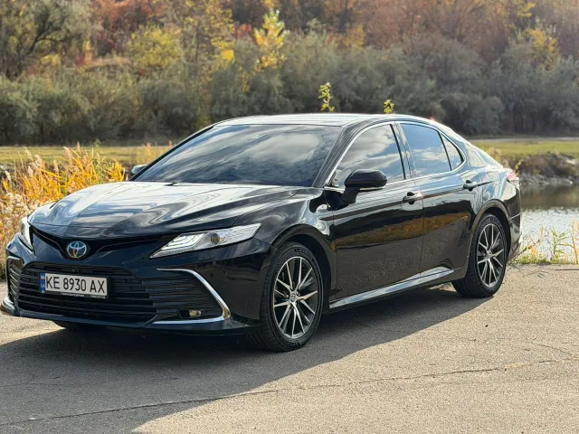 Toyota Camry - фото 1