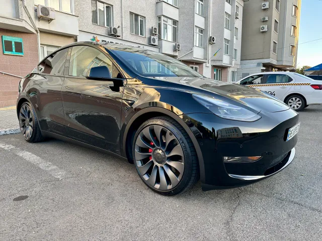 Tesla Model Y - фото 1