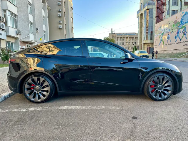 Tesla Model Y - фото 3