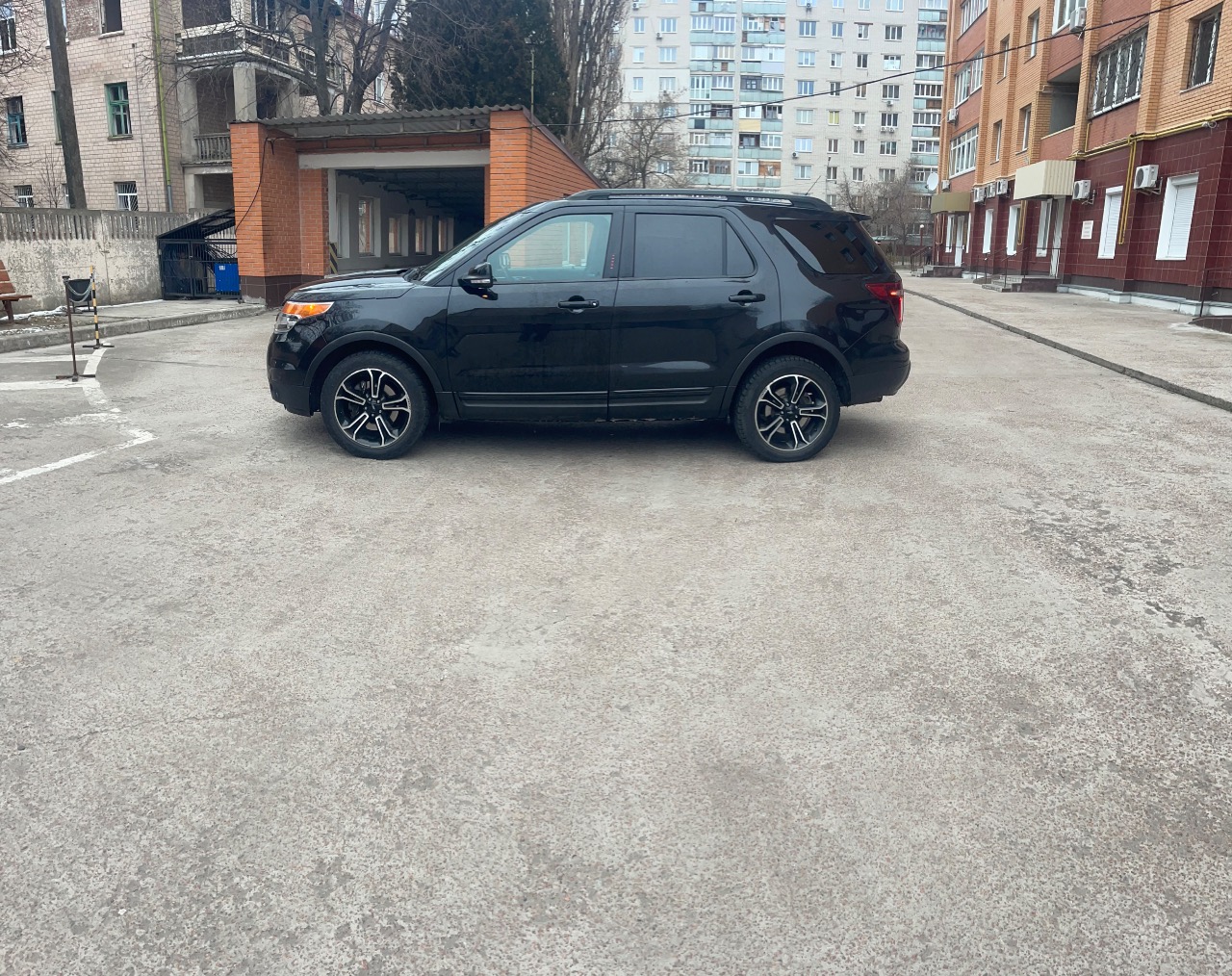 Ford Explorer - фото 1