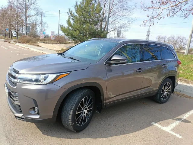 Toyota Highlander - фото 1
