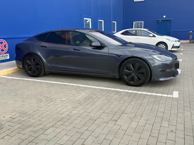 Tesla Model S - фото 1