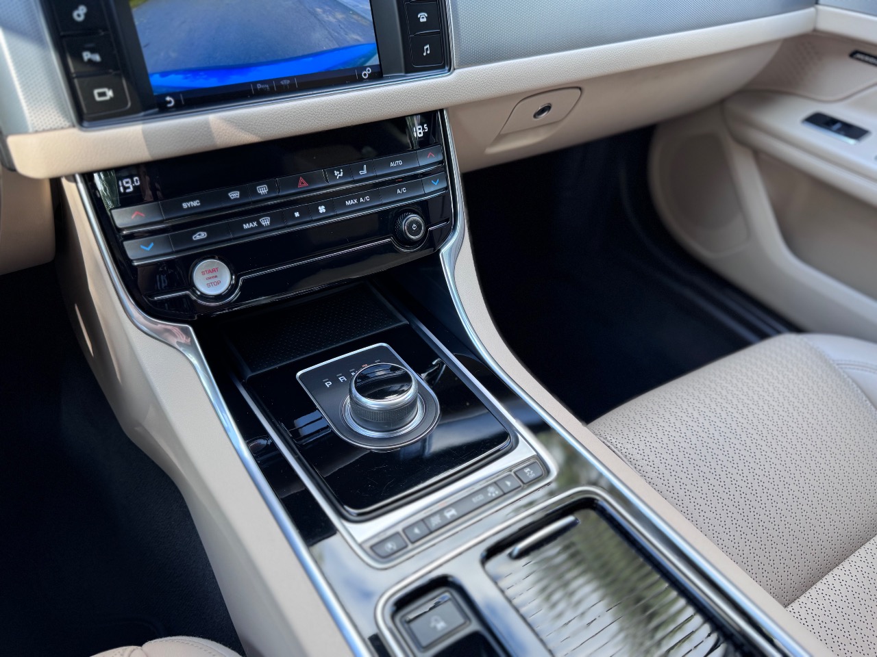 Jaguar XF - фото 36