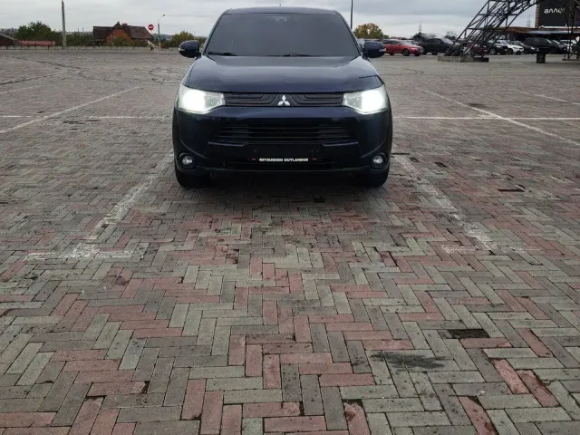 Mitsubishi Outlander - фото 1