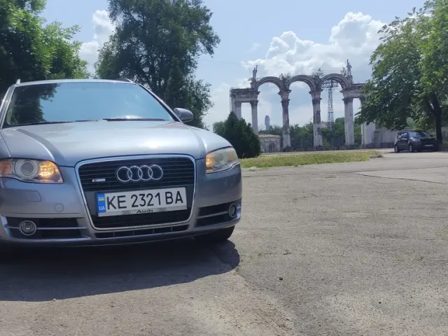 Audi A4 - фото 1