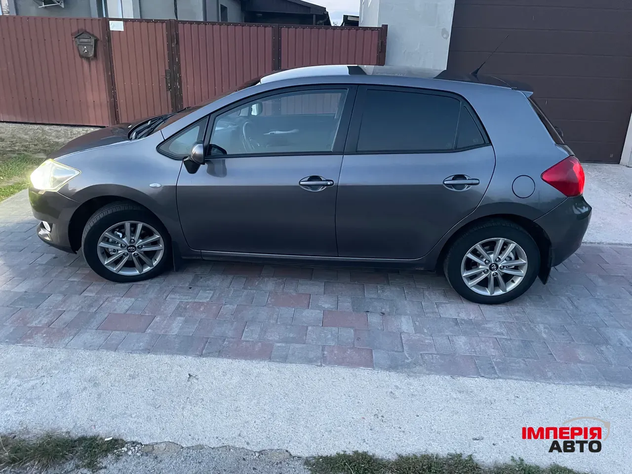 Toyota Auris - фото 1