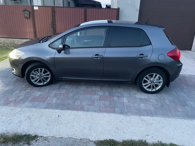 Toyota Auris - фото 1