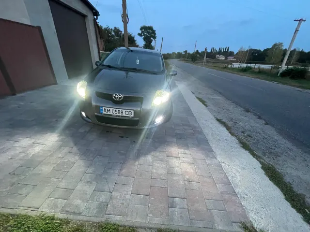 Toyota Auris - фото 2