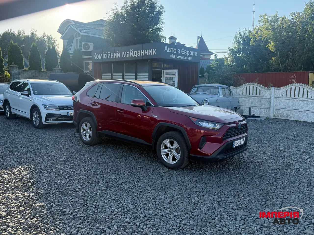 Toyota RAV4 - фото 1