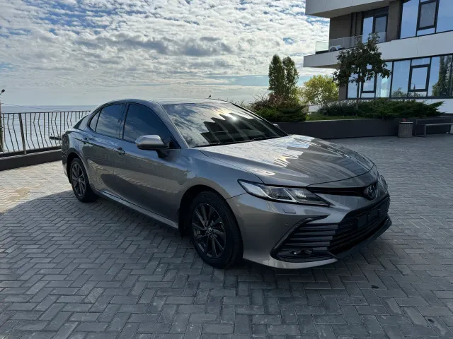 Toyota Camry - фото 1