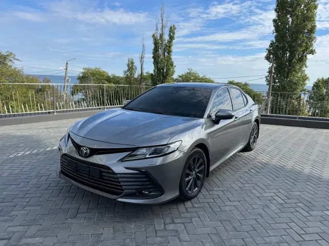 Toyota Camry - фото 1