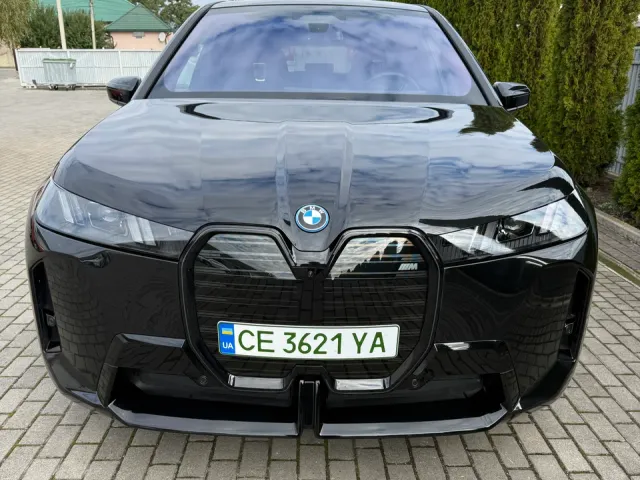 BMW iX - фото 1