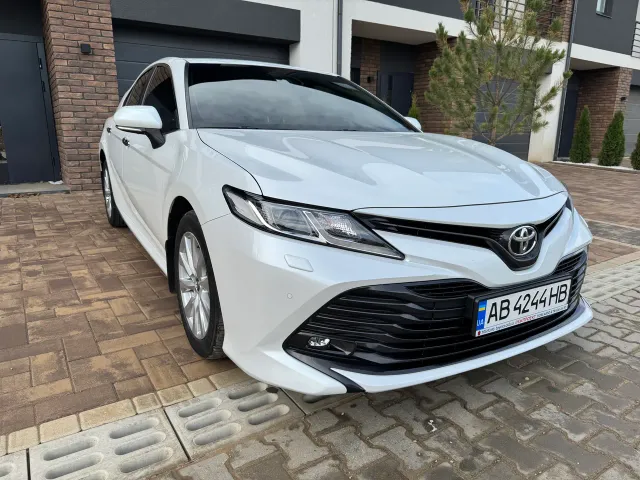 Toyota Camry - фото 1
