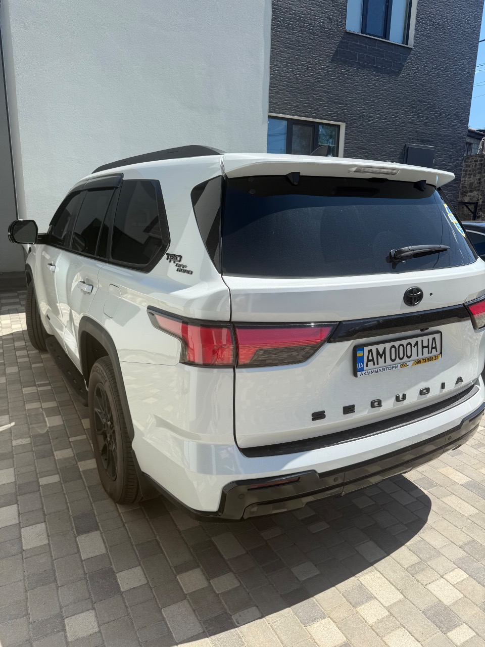 Toyota Sequoia - фото 3
