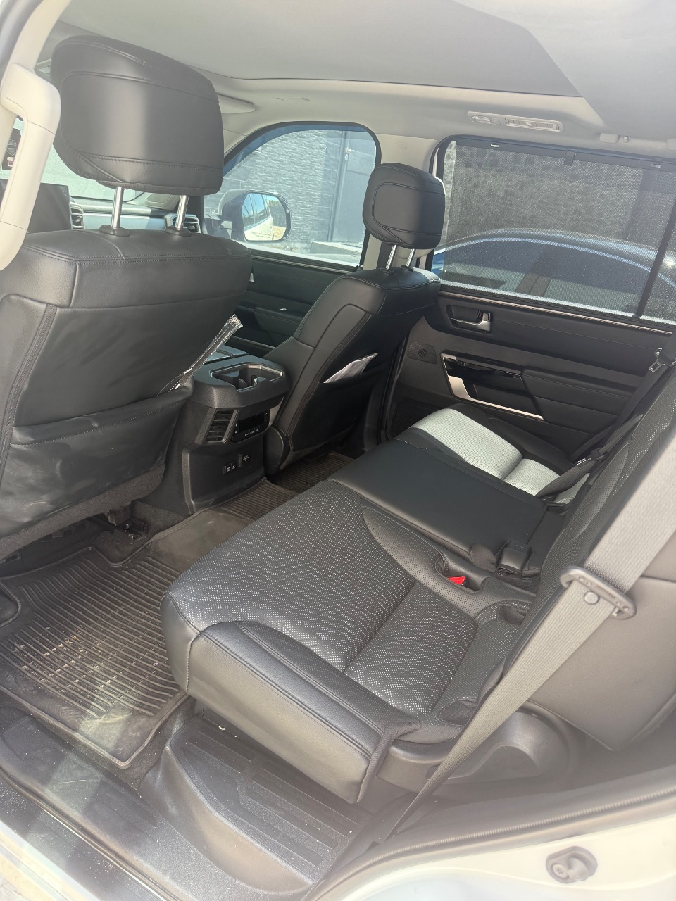 Toyota Sequoia - фото 2