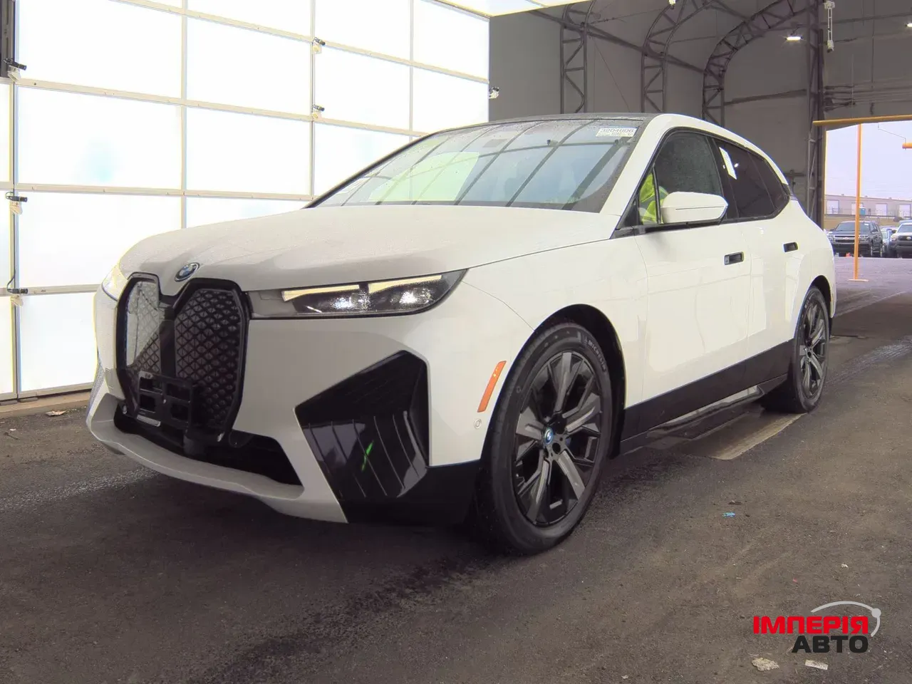 BMW iX - фото 1