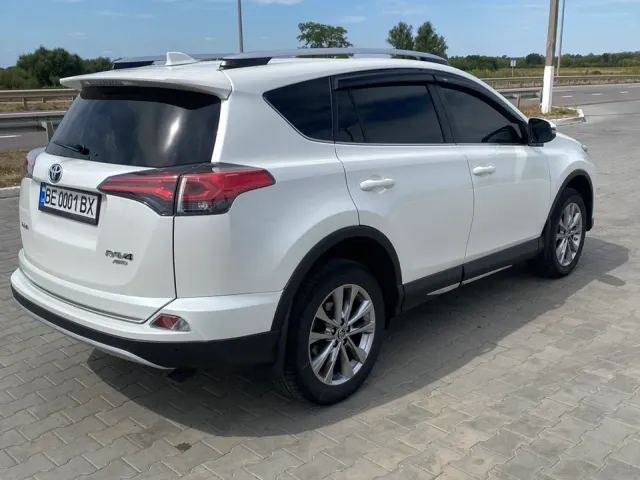Toyota RAV4 - фото 4