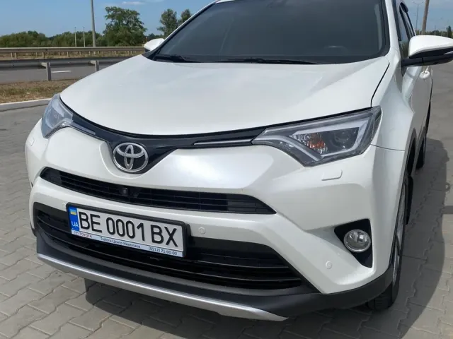 Toyota RAV4 - фото 1