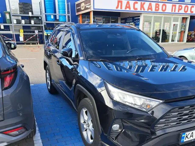 Toyota RAV4 - фото 1
