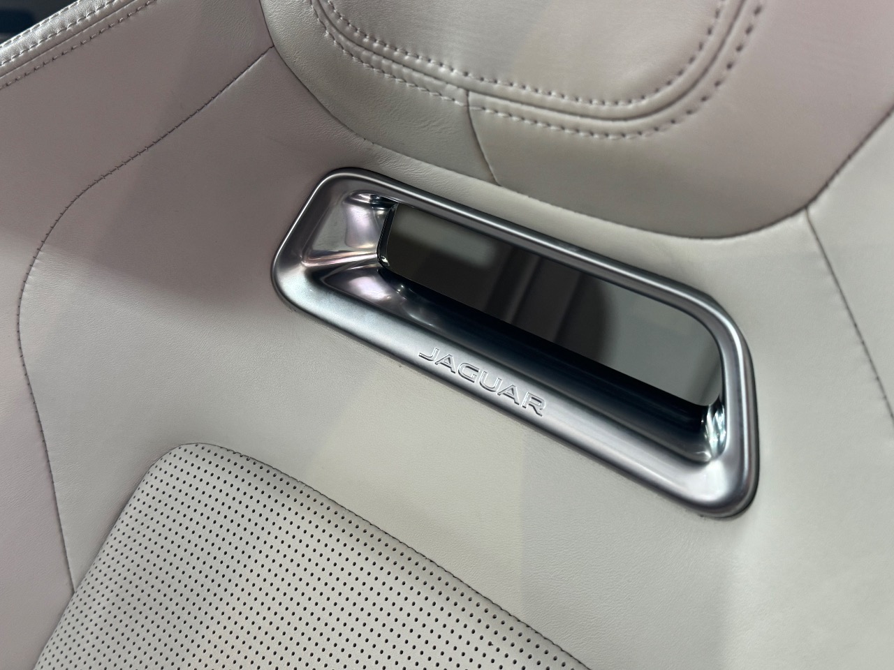 Jaguar I-Pace - фото 9