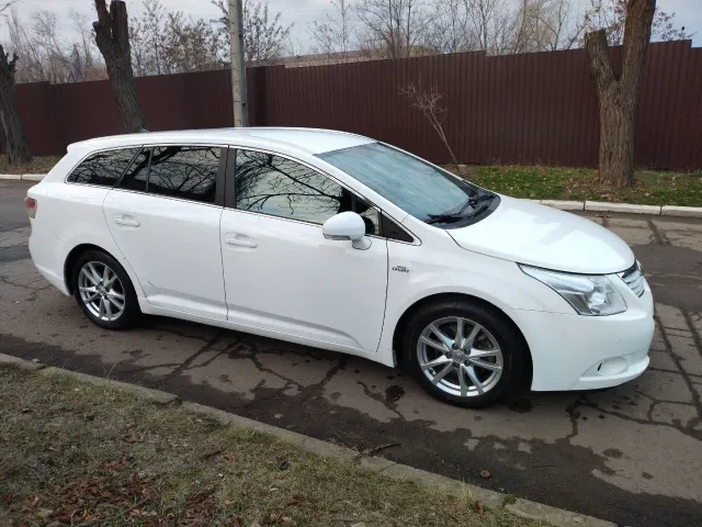 Toyota Avensis - фото 3