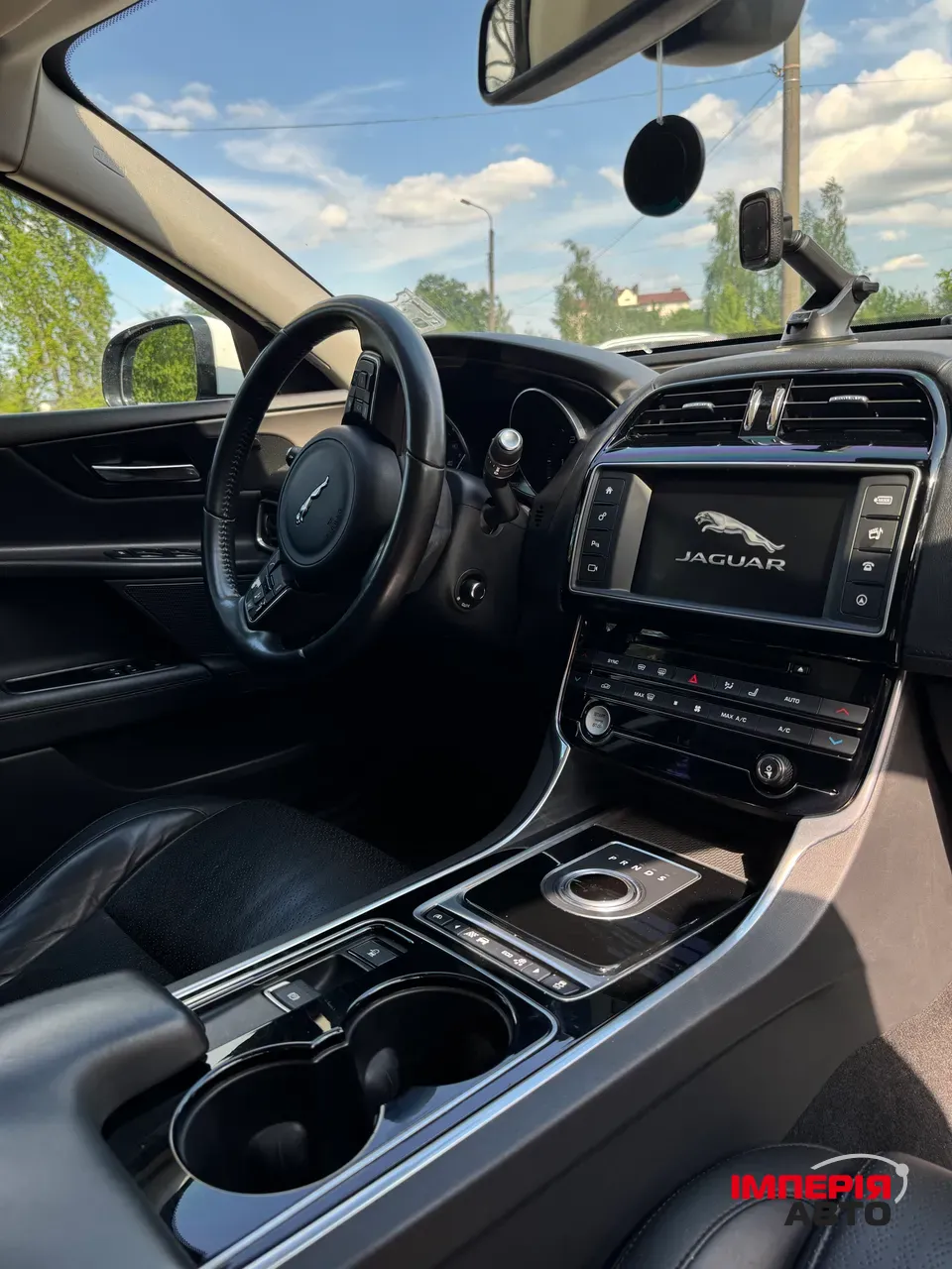 Jaguar XE - фото 3