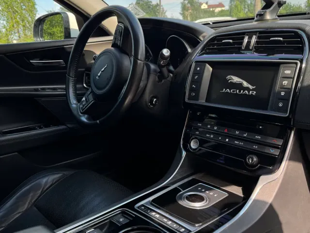 Jaguar XE - фото 3