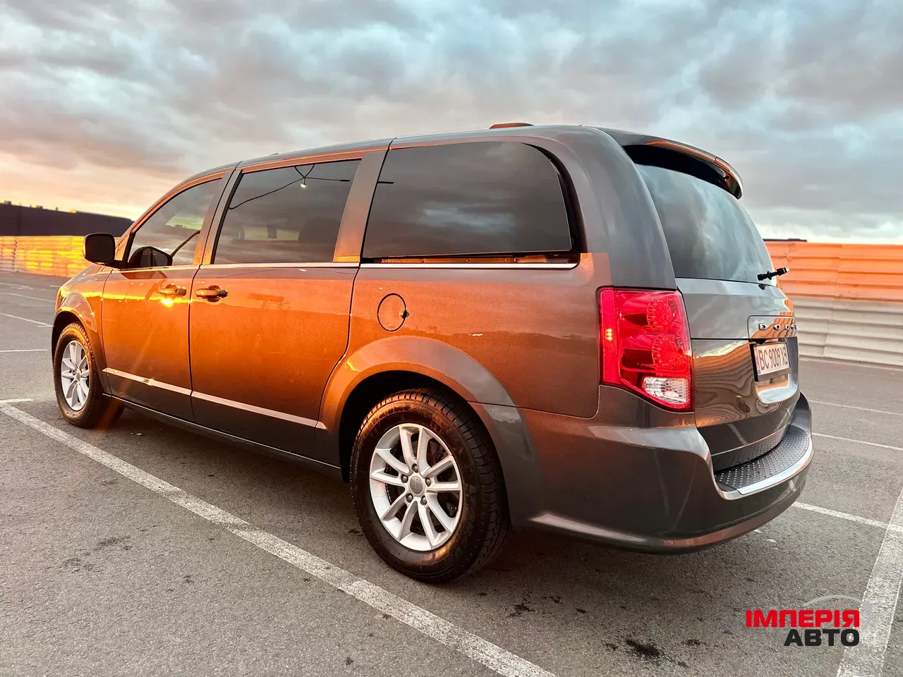 Dodge Caravan - фото 2