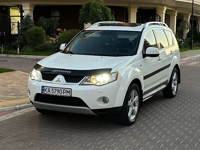Mitsubishi Outlander - фото 1
