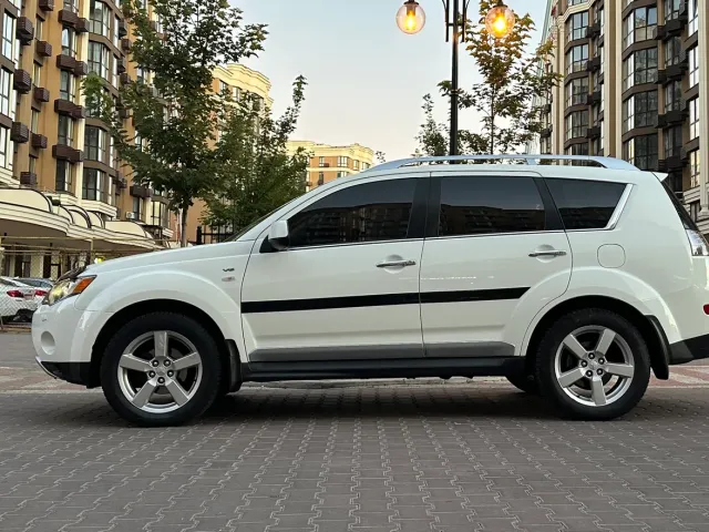 Mitsubishi Outlander - фото 2
