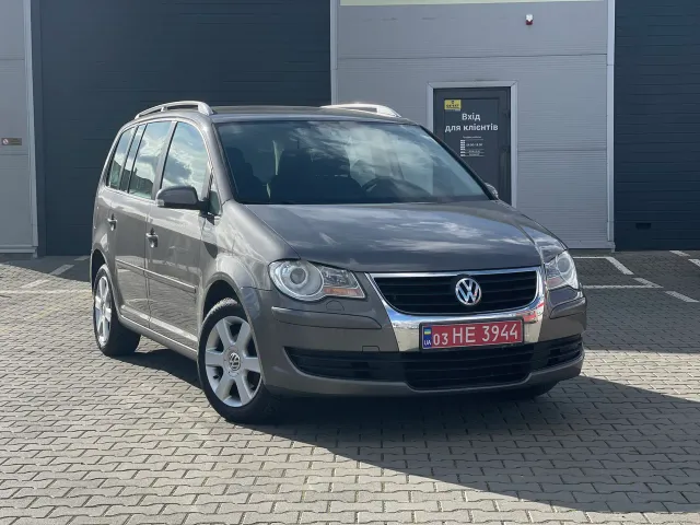 Volkswagen Touran - фото 1