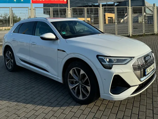 Audi e-tron - фото 1