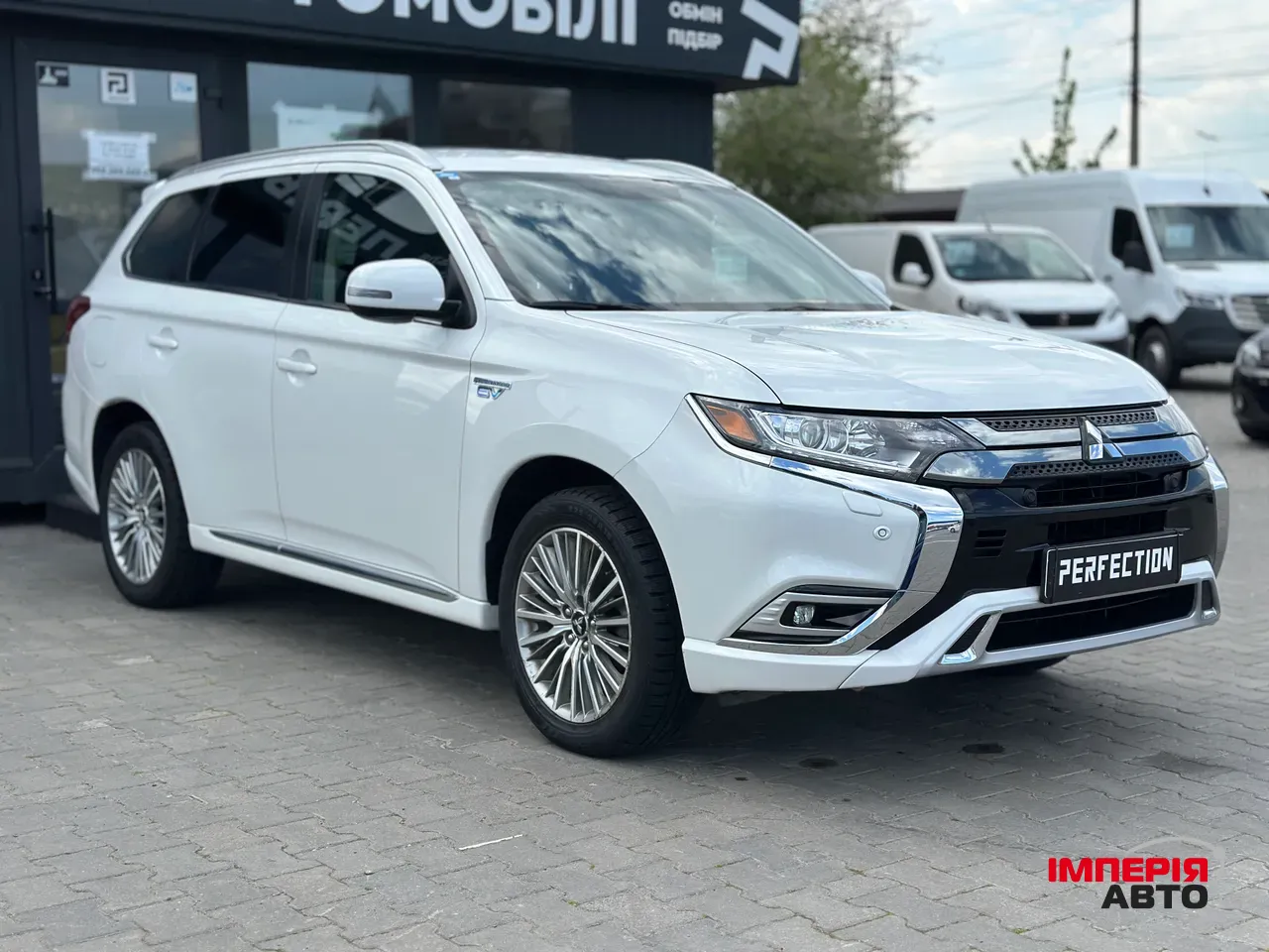 Mitsubishi Outlander - фото 2