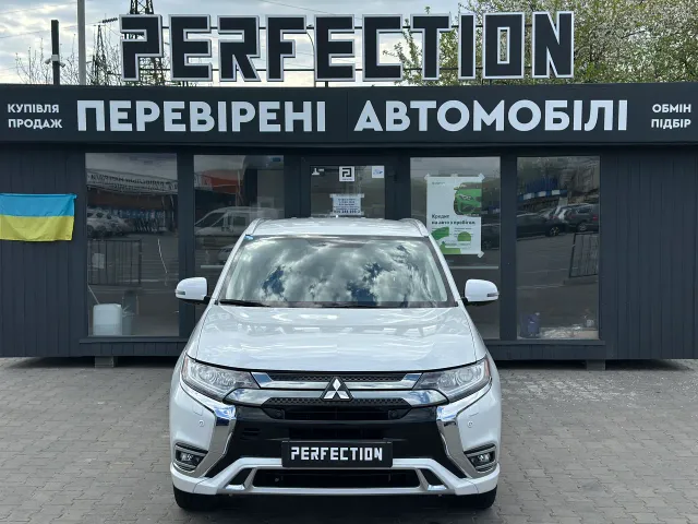 Mitsubishi Outlander - фото 1