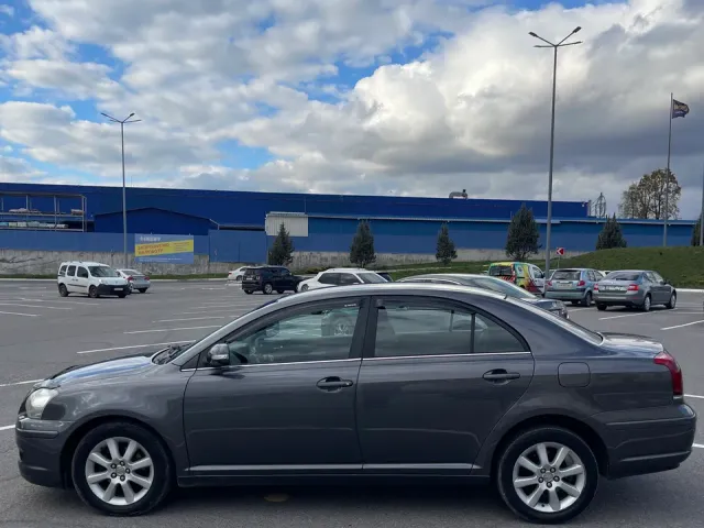 Toyota Avensis - фото 3