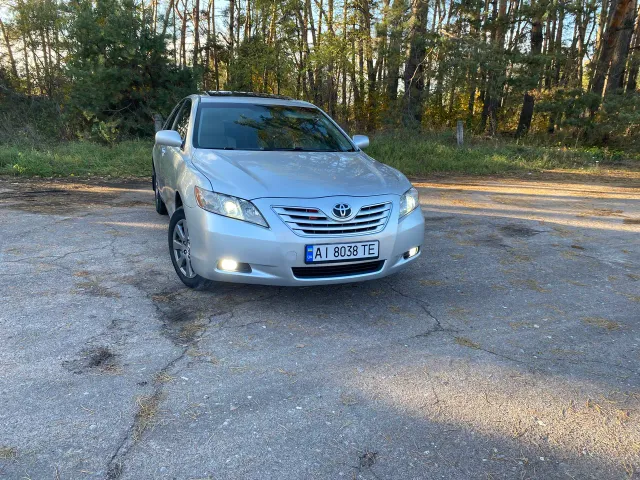 Toyota Camry - фото 1
