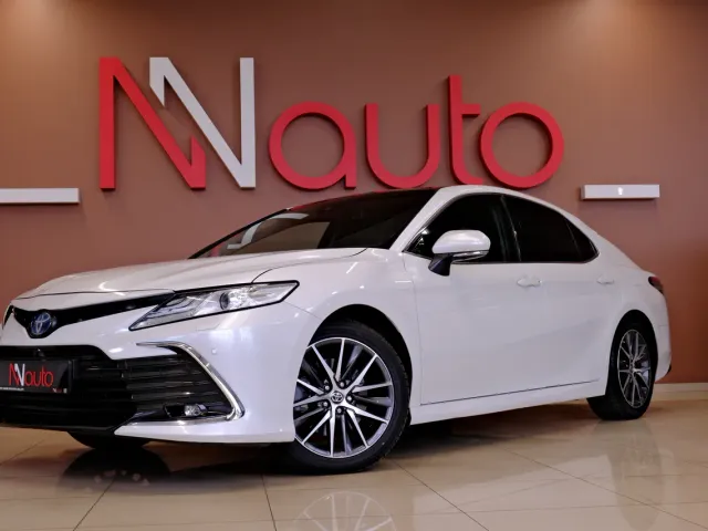 Toyota Camry - фото 1