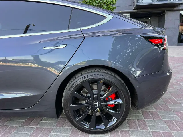 Tesla Model 3 - фото 2