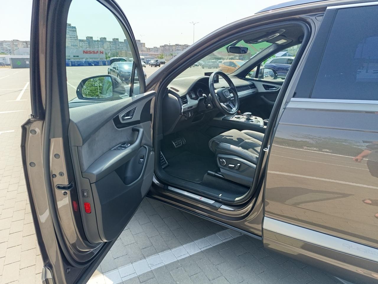 Audi Q7 - фото 14