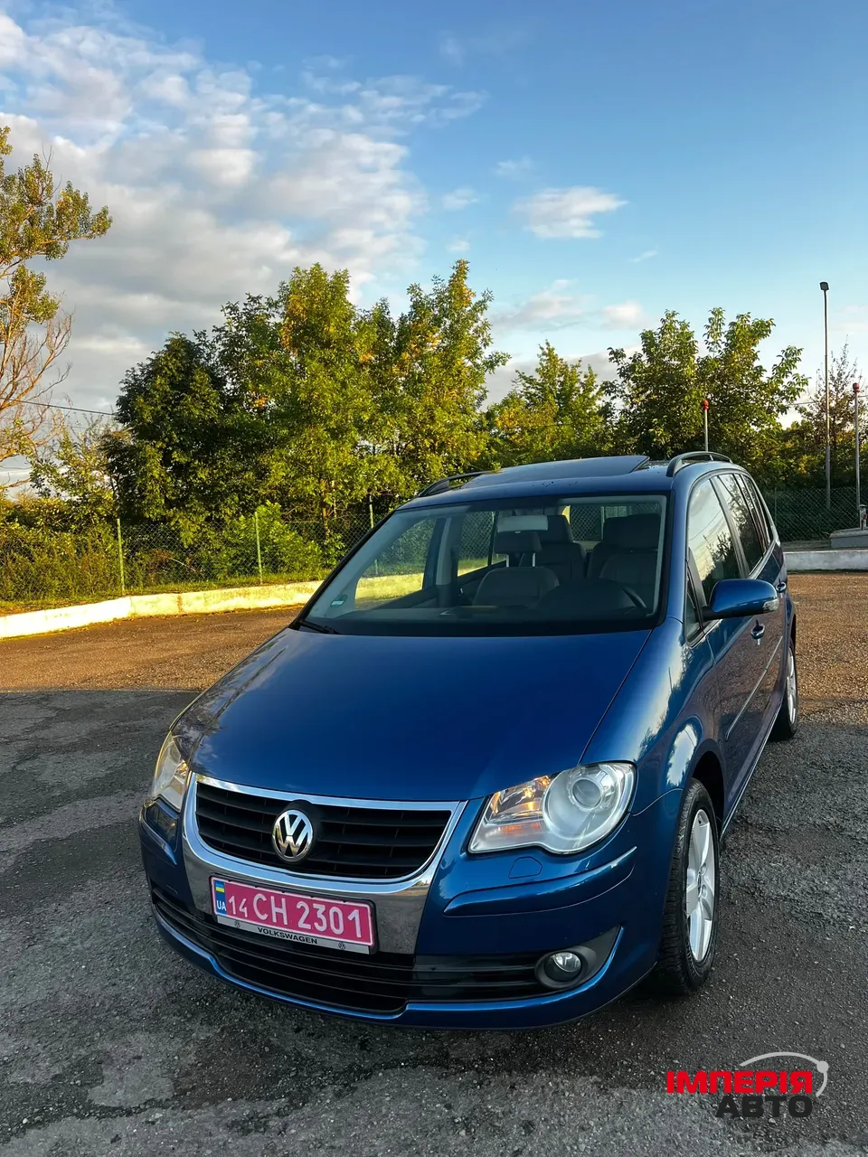 Volkswagen Touran - фото 1