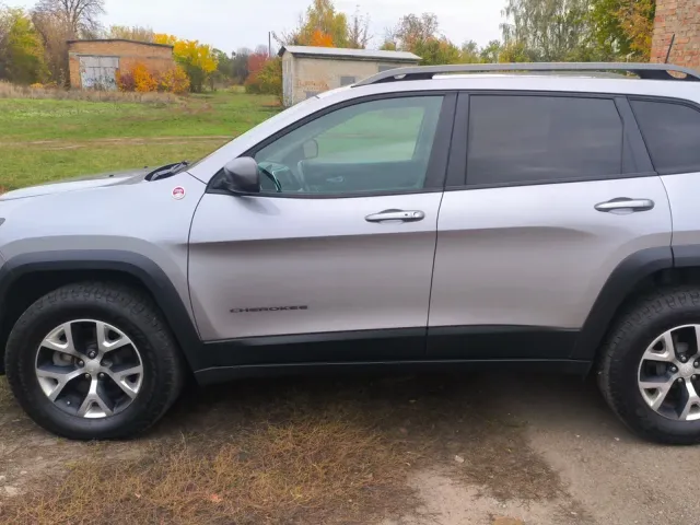 Jeep Cherokee - фото 4