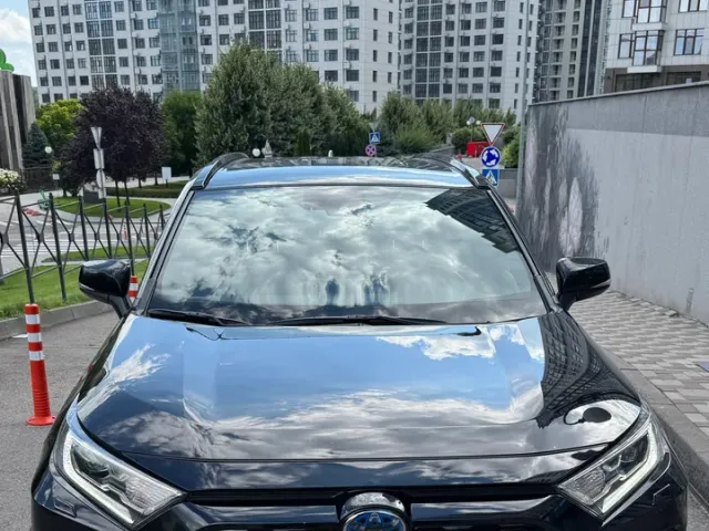 Toyota RAV4 - фото 1