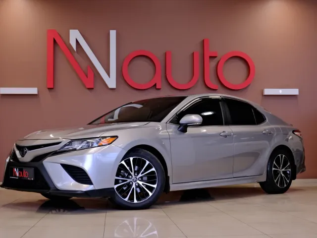 Toyota Camry - фото 1