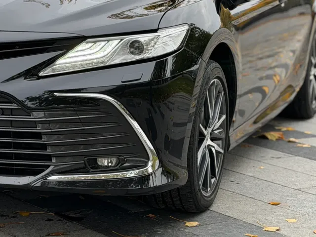 Toyota Camry - фото 1