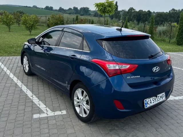 Hyundai Elantra - фото 4