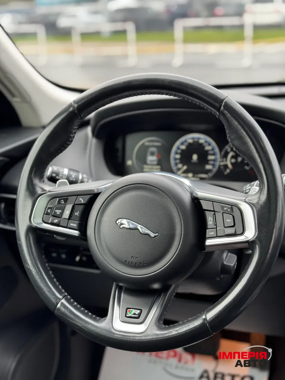 Jaguar F-Pace - фото 12