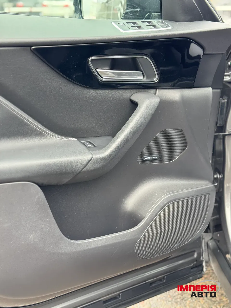 Jaguar F-Pace - фото 8