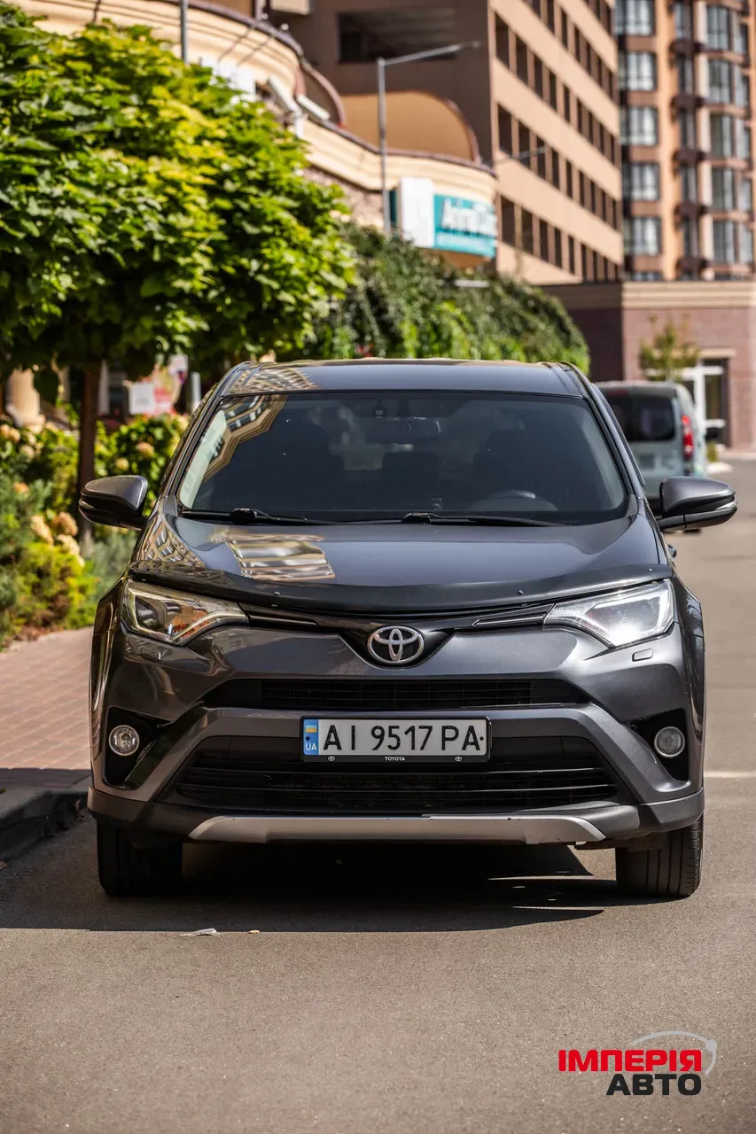 Toyota RAV4 - фото 1